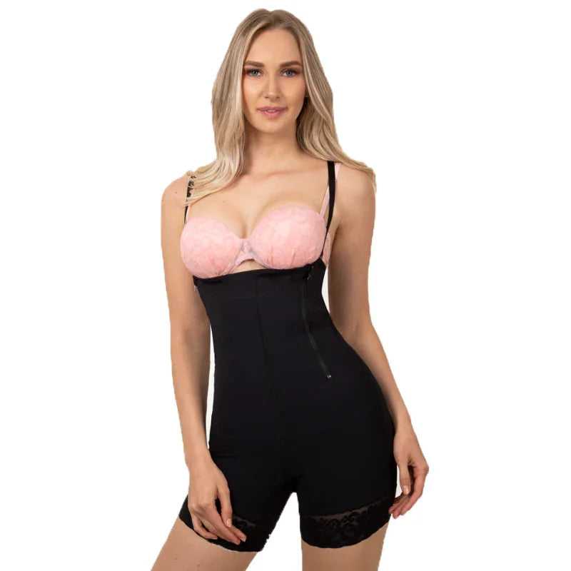 Vista frontal de enterizo corto moldeador Sutil Fajas en color negro - Prenda de control levanta cola con panel abdominal en látex.
