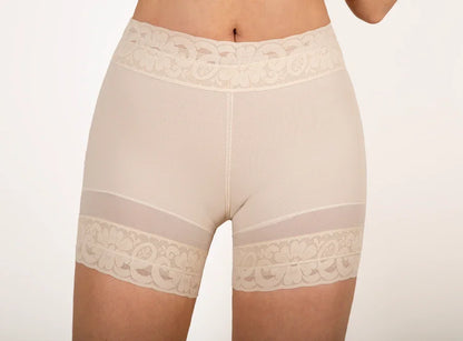 Detalle frontal de panty levanta cola invisible Sutil Fajas - Ropa interior moldeadora con costuras ultra planas y banda de ajuste abdominal.
