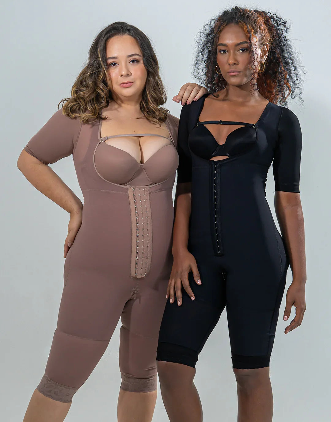 Detalle de broches frontales en faja enteriza de recuperación Sutil Fajas - Sistema de hileras de ganchos ajustables para control abdominal gradual.